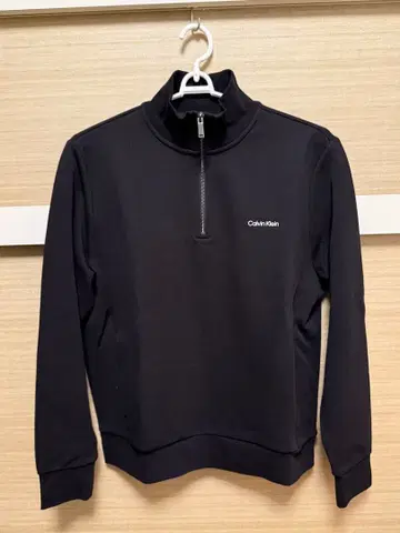 Calvin Klein 블랙 하프 지퍼 맨투맨