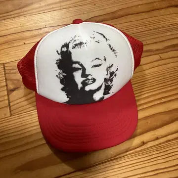 마릴린 먼로 트래커 캡 빨간색