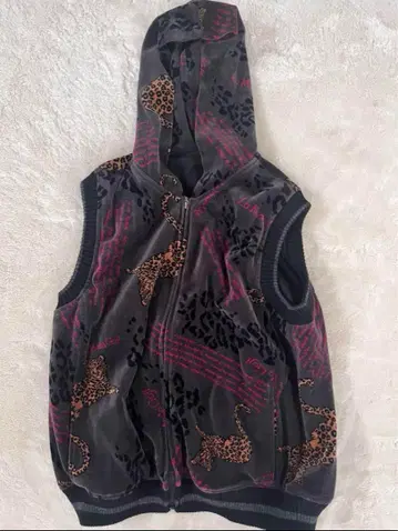 이타리야 표범 무늬 후드 부착 집업 베스트