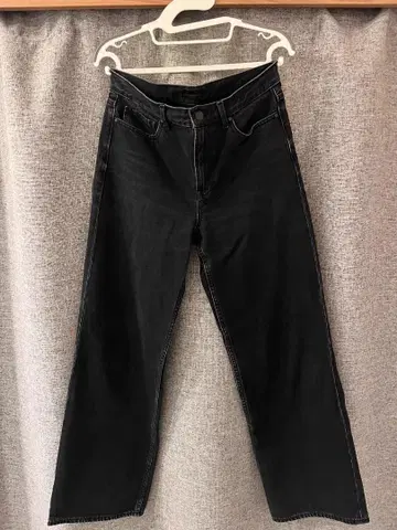 UNIQLO 블랙 스트레이트 데님 25