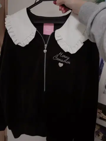 Honey Cinnamon 프릴 옷깃 후드티