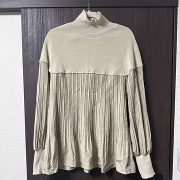 새상품급 노브랜드 이소재 절개 리브 니트 하이넥 플리츠 상의