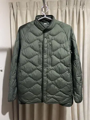 유니클로 화이트 마운티니어링 리사이클 하이브리드 다운 자켓