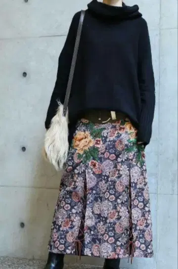 Plum DESIGN 레이스업 플라워 자카드 타이트 스커트 L 꽃무늬