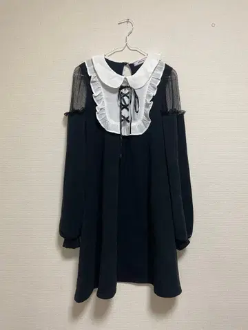 Ank Rouge 앙크루즈 블랙 원피스 레이스업 둥근 카라 속기모