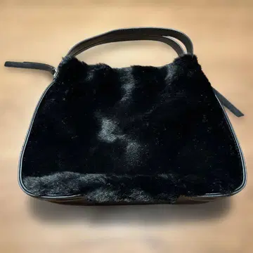 퍼 달린 블랙 핸드백