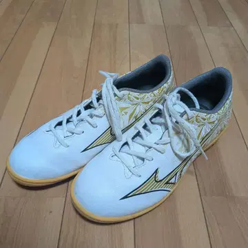 미즈노 축구화 화이트/골드