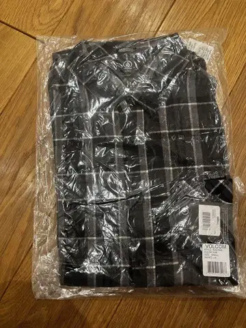 VOLCOM 체크 무늬 긴팔 셔츠 S 사이즈 봉투에서 꺼내지 않은 새상품