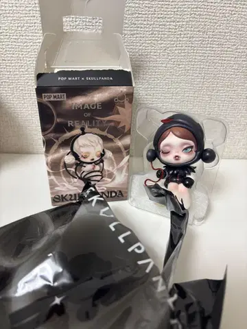 POP MART x SKULLPANDA 피규어