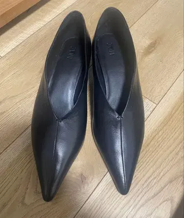 JVAM의 심플 블랙 펌프스