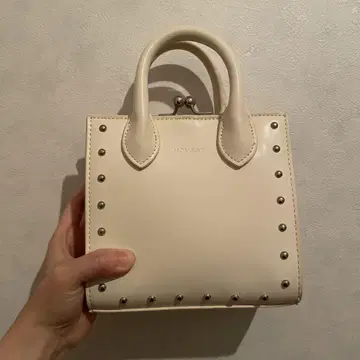 moussy 아이보리 스터드 숄더백