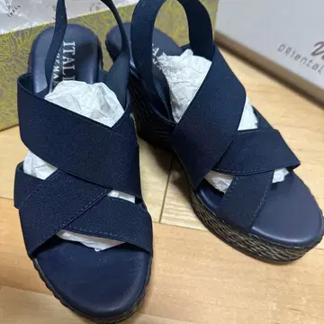 ITALIAN SHOEMAKERS 네이비 웨지 샌들 37