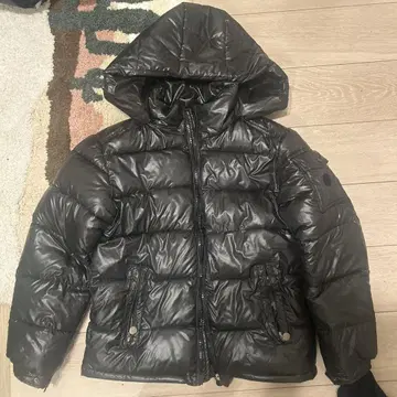 블랙 후드 부착 반질반질 다운 자켓