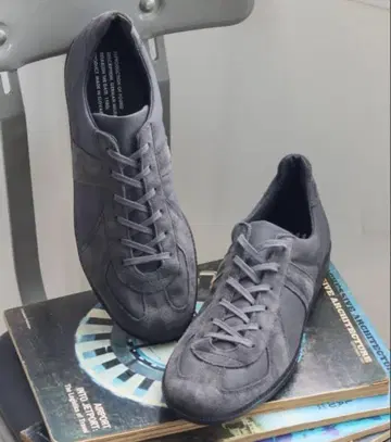 REPRODUCTION OF FOUND 417ED 별주 저먼 트레이너