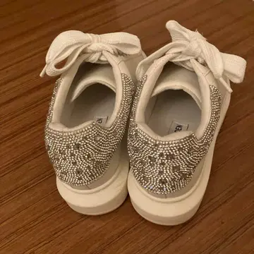 스티브 매든 비쥬 장식 화이트 스니커즈