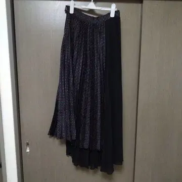 블랙과 빨간색 도트 무늬 플리츠 스커트 PEELSLOWLY