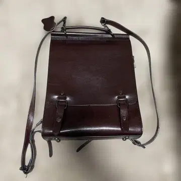 다크 브라운 가죽제품 백팩