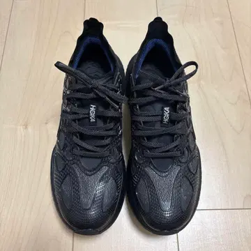 HOKA 블랙 스니커즈