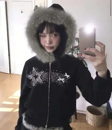 별 스타 큐빅 퍼 포함 후드티/블랙