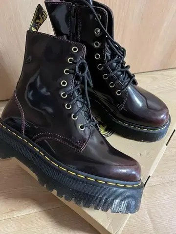[ 새상품 ] Dr. Martens JADON 8홀 부츠