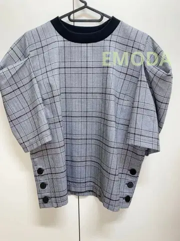 EMODA 체크 무늬 반팔 T셔츠 그레이