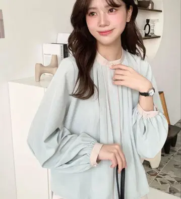 [ moment+ ] 프론트 턱 바이컬러 디자인 블라우스
