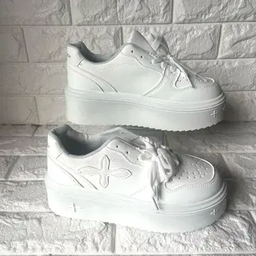 거의 새상품 인기 인스타그래머 착용 통굽 스니커즈 화이트 zara 크롬
