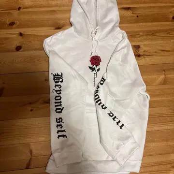 Beyond self 장미 자수 화이트 후드티