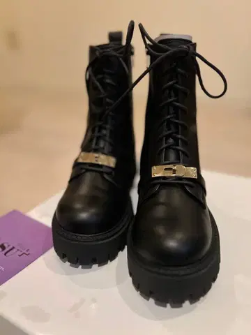 블랙 레이스업 통굽 부츠