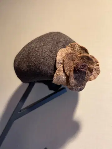 꽃 모티브 베레모 다크 브라운