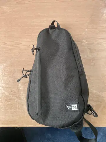 NEW ERA 바디백 블랙