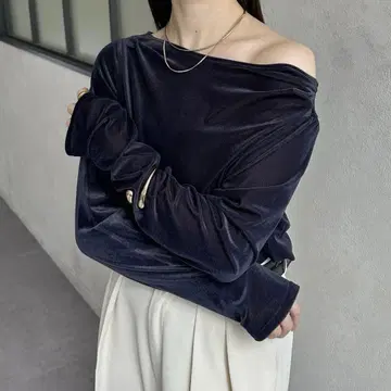 택 포함 새상품 Thevon 드레이프 넥 벨로아 시어 풀오버