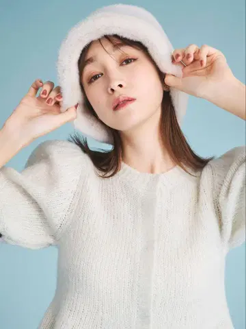 CELFORD 로고 참 포함 인조 모피 버킷 햇