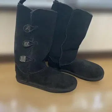 아메리칸 이글 블랙 스웨이드 어그 부츠 버튼 포함