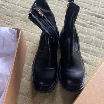 블랙 사이드 고어 부츠 골드 지퍼 포함