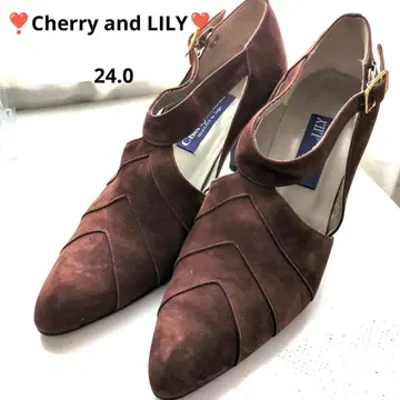 Cherry and LILY 브라운 스웨이드 스트랩 펌프스