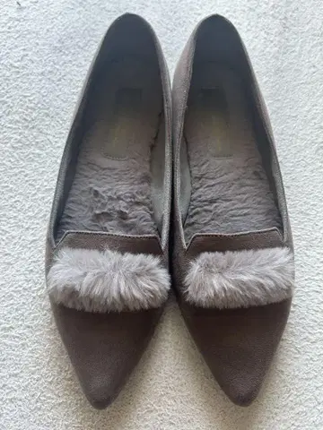 브라운 퍼(fur) 장식 플랫슈즈