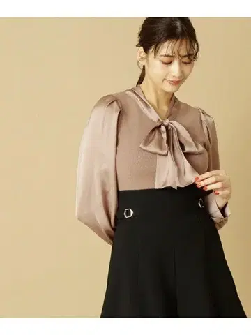 로고 참 포함 리본 니트 블라우스 JILL BY JILLSTUART