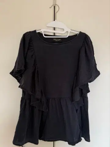 허그아워 프릴 플레어 슬리브 티셔츠 블랙