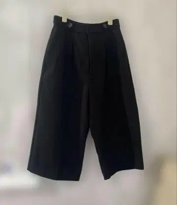 MOUSSY 턱 디테일 아름다운 실루엣 버뮤다 하프 팬츠 블랙