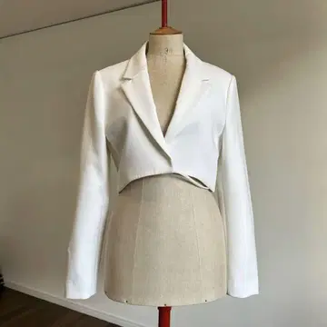 자라 화이트 크롭 자켓 L 사이즈