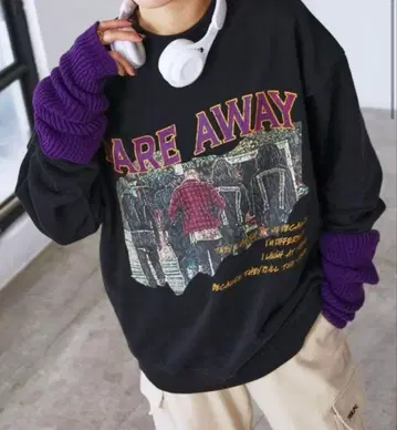 PBLIM 상의 PAGEBOYLIM/WEB 한정판 락 그래픽 맨투맨