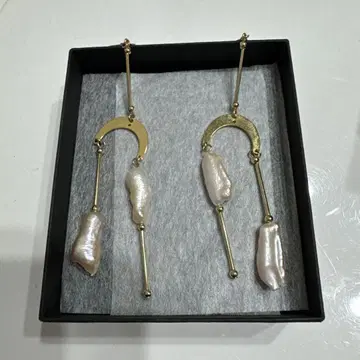 진주와 골드 롱 귀걸이