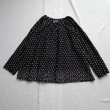 LOISIR 도트 코튼 블라우스 블랙 플레어