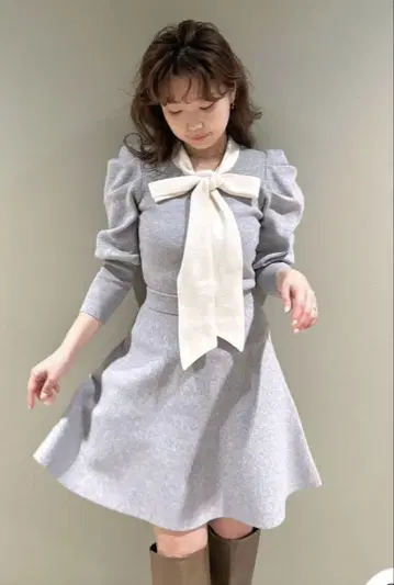 릴리 브라운 보타이 니트 셋업