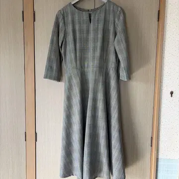 그레이 계열 체크 긴팔 A라인 원피스