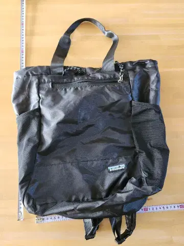 토트형 블랙 백팩