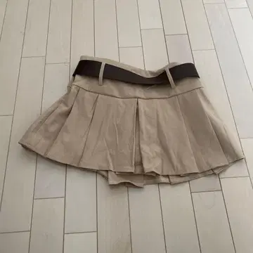 베이지 플리츠 미니 스커트 벨트 포함