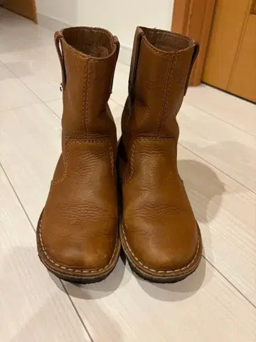 클락스 브라운 가죽 숏부츠