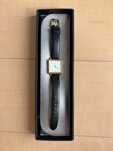 Jouete 스퀘어형 손목시계(쿼츠)